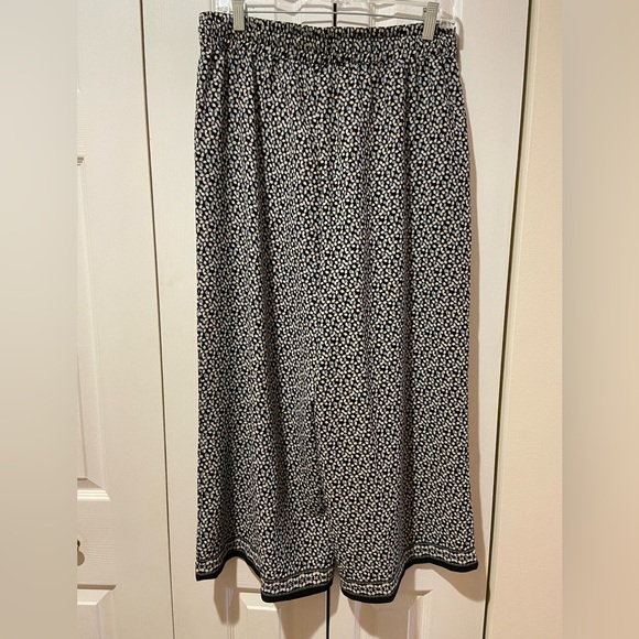NWT~Beautiful On Trend Crepe Textured Palazzo Pants - Picture 8 of 11